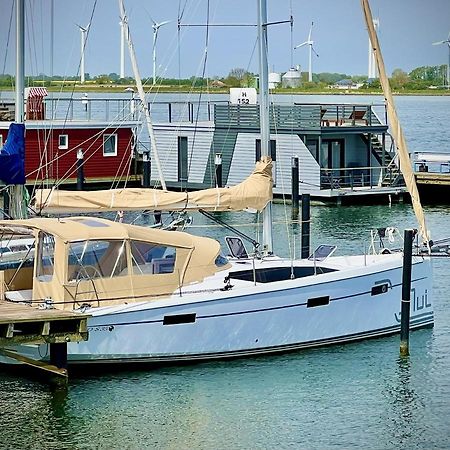 فندق Hausboot Segelyacht Nui Burgtiefe auf Fehmarn المظهر الخارجي الصورة