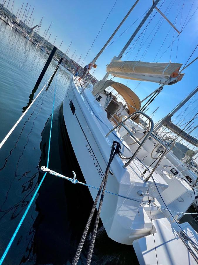 فندق Hausboot Segelyacht Nui Burgtiefe auf Fehmarn المظهر الخارجي الصورة